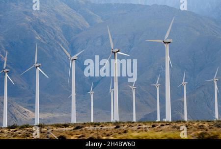 Parque eólico masivo de generación de electricidad en Palm Desert, California Foto de stock