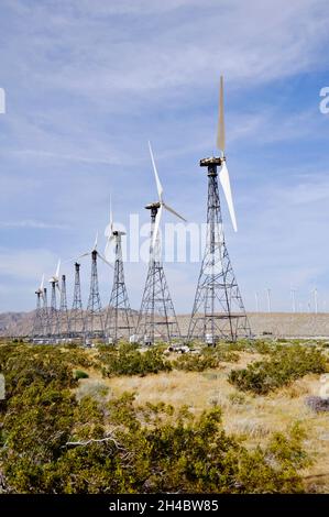 Parque eólico masivo de generación de electricidad en Palm Desert, California Foto de stock