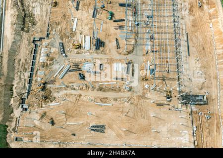 construcción de almacén en zona residencial. estructura de acero. vista aérea. Foto de stock