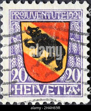 Suiza - Circa 1921: Sello impreso en Suiza con un escudo rojo y amarillo del cantón suizo de Berna en A Foto de stock