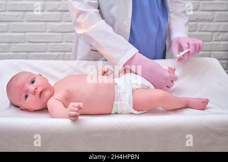 El Doctor Corta Las Uñas En La Mano De Un Bebé Recién Nacido. Enfermero De  Uniforme Con Tijeras Para La Higiene De Los Niños Foto de archivo - Imagen  de sano, crecimiento