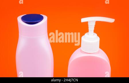 Dos envases de plástico para botellas de champú o gel de ducha Fotografía de  stock - Alamy