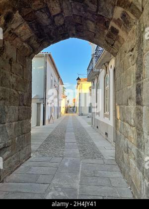 Vista de Rua Direita a través del arco de la torre del reloj, Caminha, Norte, Portugal Foto de stock