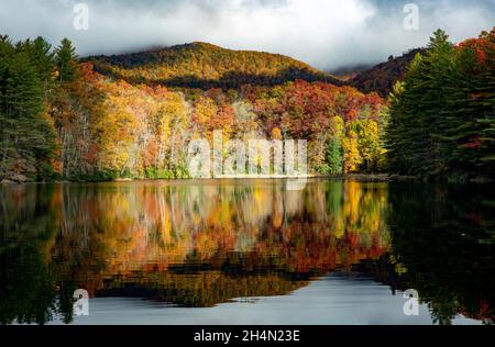 Reflejos de color en el otoño en Balsam Lake - Roy Taylor en el bosque Nantahala Nacional Forestal, Canadá, Carolina del Norte, EE.UU.