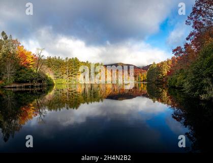 Reflejos de color en el otoño en Balsam Lake - Roy Taylor en el bosque Nantahala Nacional Forestal, Canadá, Carolina del Norte, EE.UU.