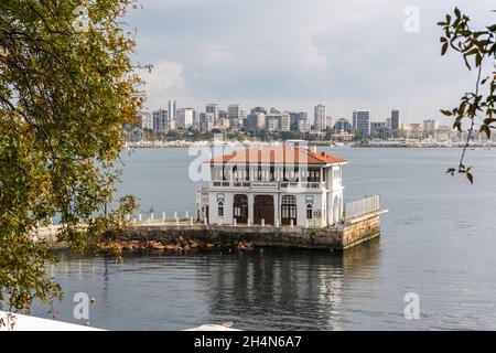 Estambul, Turquía – 15 de noviembre de 2020. Edificio histórico del muelle de Moda que se adentra en el mar de Marmara en el barrio de Kadikoy de Estambul. Foto de stock