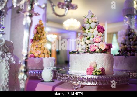 Stand con ondas para tartas. Color rosa