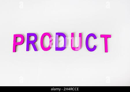 El producto de la palabra con letras en letras coloridas de madera y sobre un fondo blanco. Concepto de negocio de la venta de bienes o servicios.