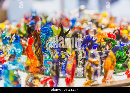 Ventana de compras con recuerdos hechos de famoso cristal de Murano en Venecia Italia Foto de stock