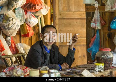 erupción matrimonio Personificación Un hombre chino más viejo que vende las medicinas herbarias tradicionales  por un rastro en el Parque Nacional del Bosque de Zhangjiajie, China  Fotografía de stock - Alamy