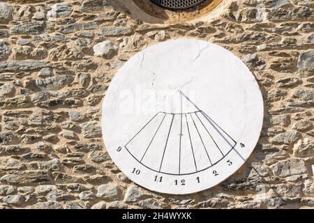 Antiguo reloj de sol sobre una pared de piedra aislado en blanco. Reloj  solar Fotografía de stock - Alamy