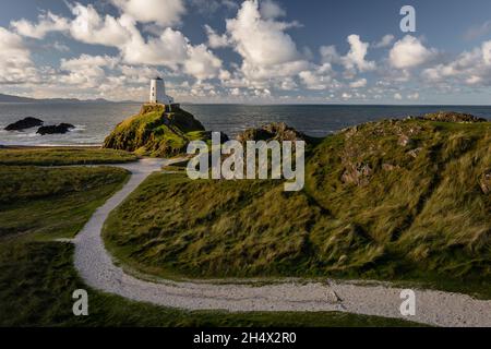 Faro de la isla de Llanddwyn, Twr Mawr, Ynys Llanddwyn en Ynys Mon (Anglesey), Gales del Norte.