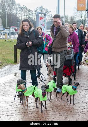 Perros y sus propietarios que llegan el día 3 en el espectáculo de perros Crufts en el NEC en Birmingham, Reino Unido. Fecha de la foto: Sábado 10 de marzo de 2018. Crédito de la foto: Katja Ogrin/ EMPICS Entertainment. Foto de stock