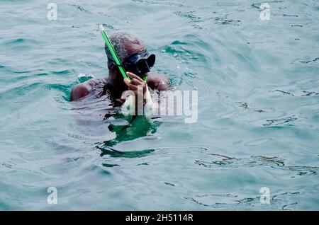 Salvador, Bahia, Brasil - 13 de enero de 2016: Un hombre buceando en el agua del mar. Salvador Bahia Brasil. Foto de stock