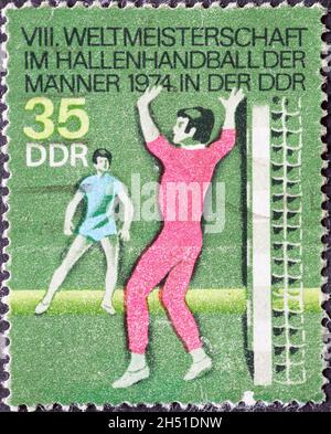 ALEMANIA, DDR - ALREDEDOR de 1974 : Un sello postal de Alemania, RDA mostrando 1974 Campeonato Mundial de Balonmano Interior, portero Foto de stock
