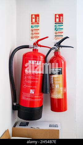 Norwich, Norfolk, Reino Unido – Noviembre de 05 2021. Un par de extintores de incendios rojos, un agua y un dióxido de carbono proporcionados por Flame Habilidad, montados en el Wa Foto de stock