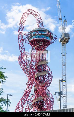 Londres, Reino Unido. 13th de julio de 2020. Tobogán de Arcelor Mattal en el Parque Olímpico Queen Elizabeth junto a obras de construcción en Stratford. Foto de stock