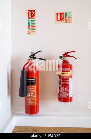 Norwich, Norfolk, Reino Unido – Noviembre de 05 2021. Un par de extintores de incendios rojos, un agua y un dióxido de carbono proporcionados por Flame Habilidad, montados en el Wa Foto de stock