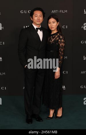 Steven Yeun y Joana Pak llegan a la Gala de Arte + Cine de LACMA 2021 que se celebra en LACMA en Los Ángeles, CA el sábado 6 de noviembre de 2021. (Foto de Conor Duffy/Sipa USA) Foto de stock