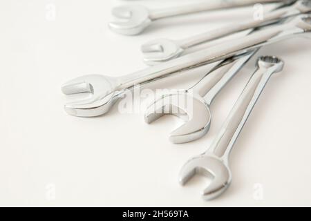 Herramientas de mano antiguas, llave de destornillador de alicates herramientas de metal de hierro oxidado en placa de acero en el garaje. Foto de stock