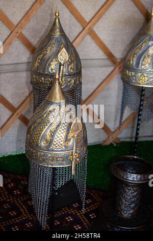 Cascos de metal decorativo de Guerreros del imperio turco otomano Foto de stock