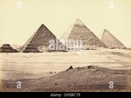 El complejo de la pirámide de Giza, en Giza, cerca de El Cairo, Egipto, fotografiado por el fotógrafo inglés Francis Frith a mediados del siglo 19th. De izquierda a derecha: Pirámide de Khufu (conocida como la Gran Pirámide), Pirámide de Khafre y Pryamid de Menkaure. Las pirámides son ahora parte de un Patrimonio de la Humanidad de la UNESCO. Foto de stock