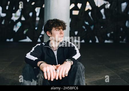 Adolescente contemplando sentado en el garaje Foto de stock