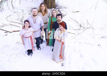 Retrato no parque de inverno. trajes eslavos e escandinavos em uma