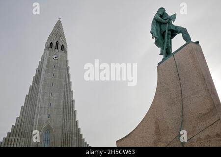 Estatua de Leif Eriksson frente a la Hallgrimskirkja, Islandia, Reykjavik