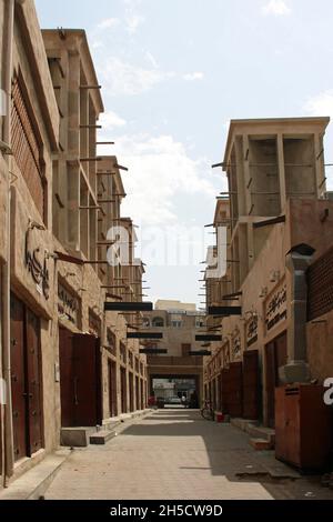 Callejón en la vieja ciudad con colectores de viento, utilizado para ventilar y refrescar edificios del desierto, Emiratos Árabes Unidos, Dubai