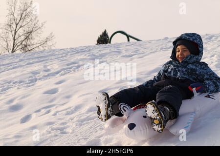 Un muchacho tirarse en trineo por una ladera de nieve en las montañas de  Utah Fotografía de stock - Alamy