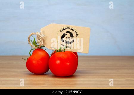 tomate con etiqueta de producto neutra en carbono, etiquetas de consumo en alimentos para ayudar a un consumo sostenible y ético Foto de stock