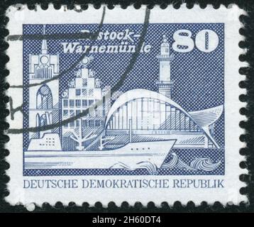 POLTAVA, UCRANIA -12 de noviembre de 2021. Sello vintage impreso en la República Democrática Alemana alrededor de 1974 muestra la ciudad de Rostock Foto de stock