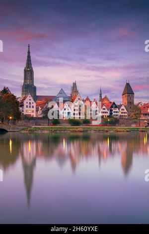 Ulm, Alemania. Imagen del paisaje urbano del casco antiguo de Ulm, Alemania, con el Ulm Minster, la iglesia más alta del mundo y reflejo de la ciudad en el río Danubio en Foto de stock