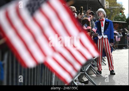 Joe Frederick vestida como el tío Sam posa con los asistentes al desfile durante el Desfile Anual del Día de los Veteranos de la Ciudad de Nueva York 102nd en Nueva York, NY, 11 de noviembre de 2021, el desfile es organizado por el Consejo de Veteranos de la Guerra de las Naciones Unidas, Y tenía 200 unidades de marcha, con miembros en servicio activo de las Fuerzas Armadas y varios grupos de veteranos militares. (Foto de Anthony Behar/Sipa USA)