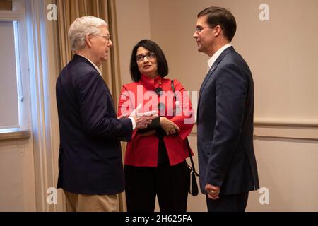 Reportaje: El Secretario de Defensa Mark Esper y el Senador Mitch McConnell se reúnen con el presidente de la Universidad de Louisville, Neeli Bendapudi, en la Universidad de Louisville, Louisville, Kentucky, el 4 de octubre de 2019. Foto de stock