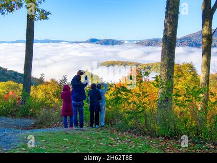 Fotografías de personas con nubes en el valle de la recién encontrada Gap Road en el Parque Nacional Great Smoky Mountains en Carolina del Norte Foto de stock