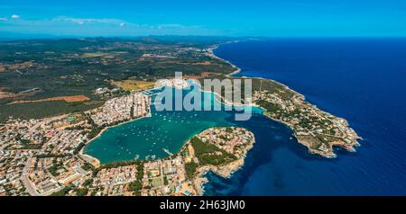 vista aérea, vista de la ciudad y puerto deportivo de portocolom,felanitx,islas baleares,mallorca,españa Foto de stock