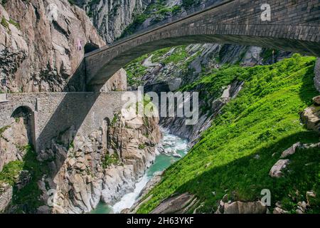 Puente del Diablo, la garganta Schöllenen, río Reuss, cantón de Uri ...