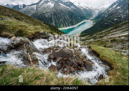 vistas al lago schlegeis stausee. zillertal,austria - europa Foto de stock