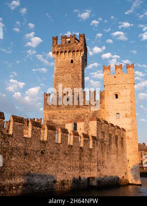 Castillo de Scaliger, Castello Scaligero o Rocca Scaligera Fortaleza en Sirmione en el Lago de Garda con Torre de la Torre de la Torre Principal Foto de stock