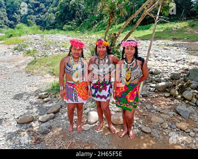 Niñas de la tribu Embera vestidas a su manera tradicional. Son indígenas que viven en Panamá, en Centroamérica, y Colombia. Foto de stock