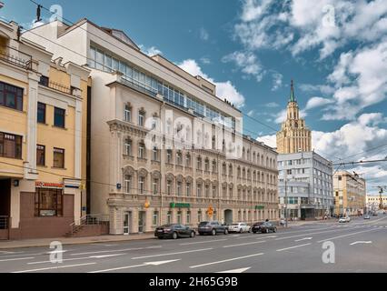 Calle Kalanchevskaya, una vista del centro de oficinas, una antigua casa deshabitada construida en 1875, actualmente una rama del Sberbank de Rusia: Moscú, Russ Foto de stock