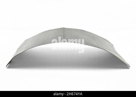 Foto macro de una malla metálica fina utilizada para la filtración de agua,  aislada sobre un fondo blanco Fotografía de stock - Alamy
