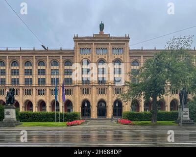 Vista del edificio del Gobierno de Alta Baviera (Regierung von Oberbayern) en Munich, Alemania Foto de stock
