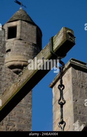 Una fotografía en color de una de las cadenas utilizadas para levantar el puente levadizo en el Castillo de Cawdor. Se puede ver una torreta en el fondo. Foto de stock