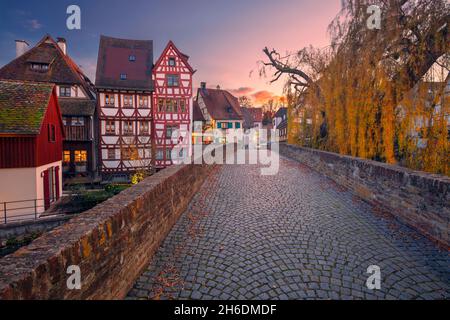Ulm, Alemania. Imagen del paisaje urbano de la calle del casco antiguo de Ulm, Alemania, con arquitectura bávara tradicional al atardecer de otoño. Foto de stock