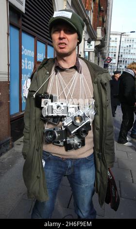 Cientos de fotógrafos protestaron fuera de New Scotland Yard cuando se introdujo una nueva ley antiterrorista dirigida específicamente a fotógrafos y personas que tomaron fotografías de la policía y las fuerzas armadas en lugares públicos. Foto de stock
