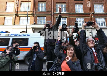 Cientos de fotógrafos protestaron fuera de New Scotland Yard cuando se introdujo una nueva ley antiterrorista dirigida específicamente a fotógrafos y personas que tomaron fotografías de la policía y las fuerzas armadas en lugares públicos. Foto de stock