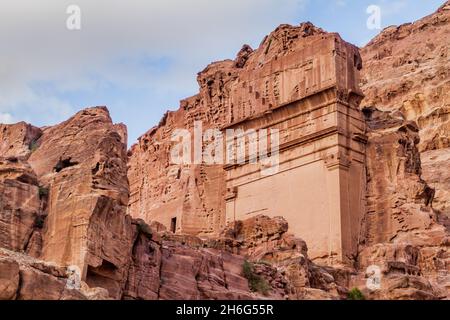 Tumba de Unayshu en la antigua ciudad de Petra, Jordania